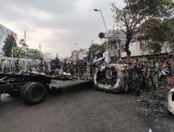 Ratusan TNI Dikerahkan Evakuasi Bangkai Kendaraan Usai Polres Jakarta Timur Diamuk Massa