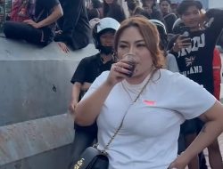 Heboh! Lisa Mariana Ikut Turun Demo di DPR RI: Gue Tiban Apa Nih Gedung?