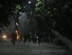 Kericuhan di Depan Mapolres Metro Bekasi Kota Tinggalkan Keresahan