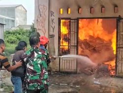 Api Lahap Gudang Perabotan Rumah Tangga di Babelan, Barang Tak Ada yang Terselamatkan