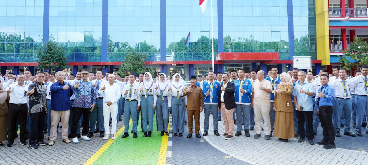 Bupati Bekasi Dampingi Gubernur Jabar Lepas 113 Peserta Pemagangan ke Jepang dan Ausbildung ke Jerman