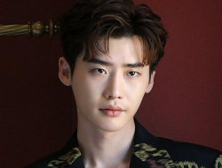 Lee Jong Suk Luncurkan Light Stick Resmi Perdana, Sambut Tur Fan Meeting Asia 2025