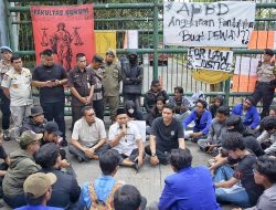 DPRD Kabupaten Bekasi Janji Bahas Tuntutan Massa dengan Bupati