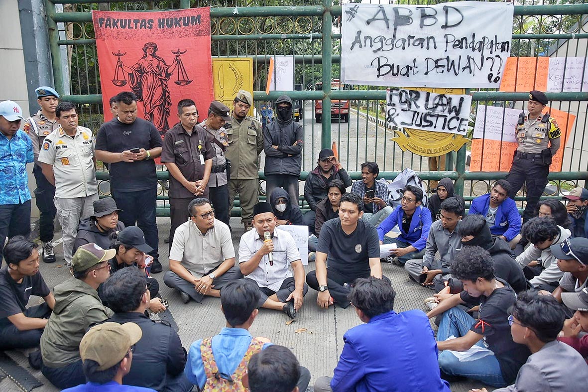 DPRD Kabupaten Bekasi Janji Bahas Tuntutan Massa dengan Bupati