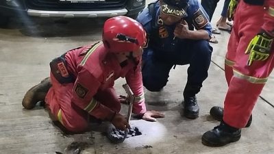 Tim Rescue Disdamkarmat Kota Bekasi Susah Payah Evakuasi iPhone