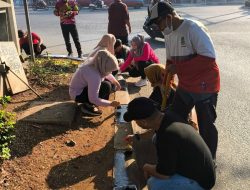 Puluhan Aparatur Kompak Gelar Aksi Bersih-bersih di Jalan Wibawa Mukti 2