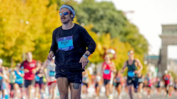 Wow! Harry Styles Tuntaskan Berlin Marathon di Bawah 3 Jam