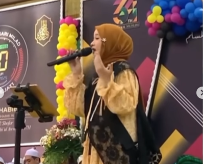 Perut Nissa Sabyan Saat Manggung Bikin Salfok, Hamil Anak Ayus?