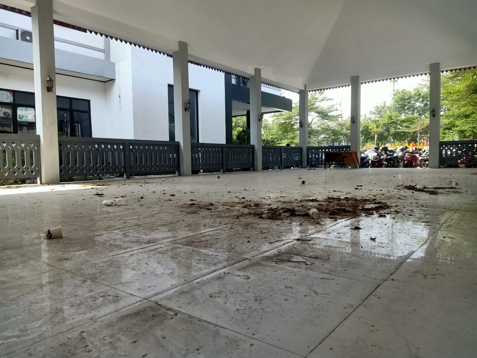 Belum Lama Dibangun, Pendopo Kelurahan Harapan Mulya Kumuh