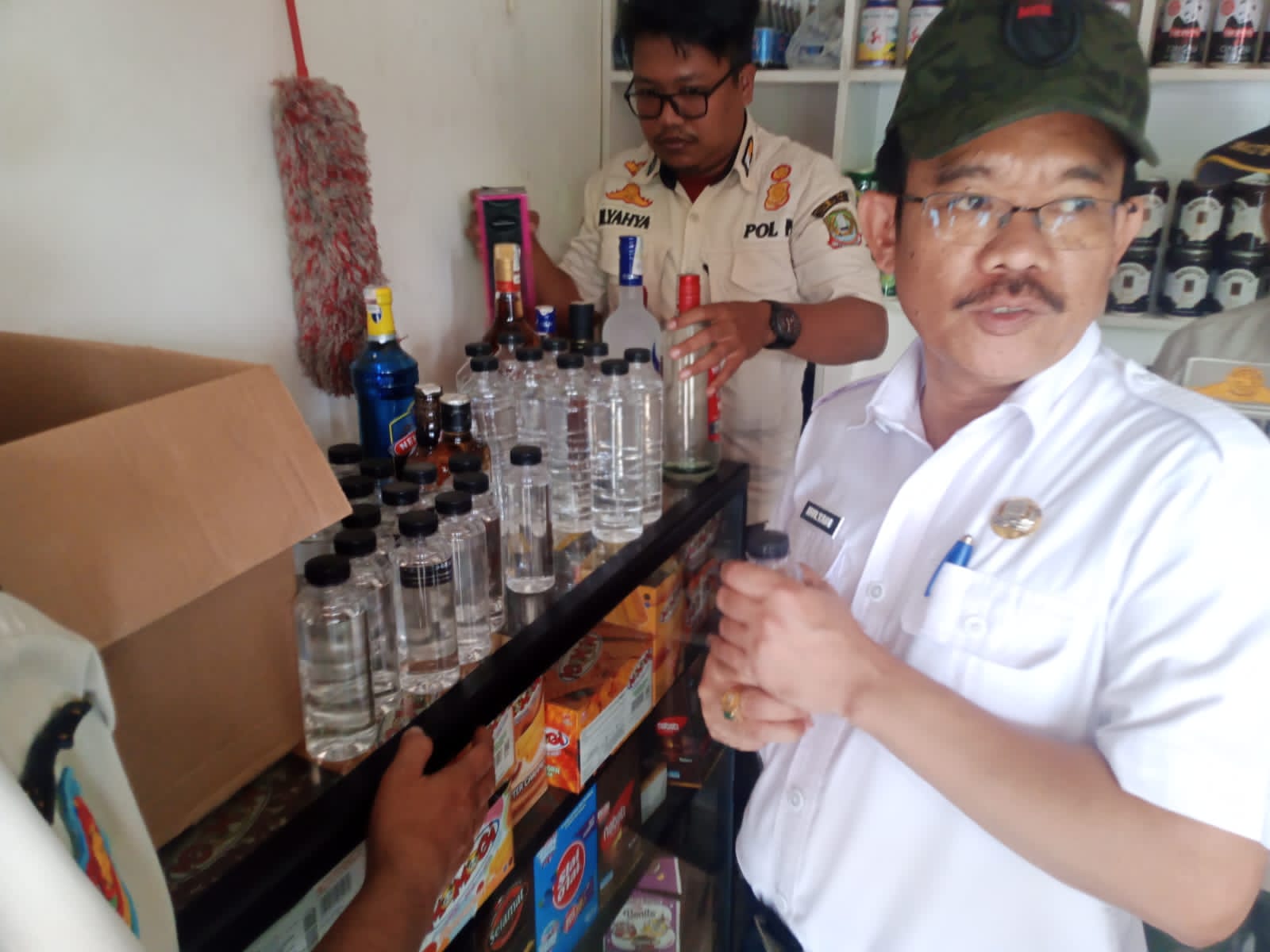 Bertahun-tahun Resahkan Warga, Toko Miras Depan Masjid  di Pondok Gede Akhirnya Ditutup