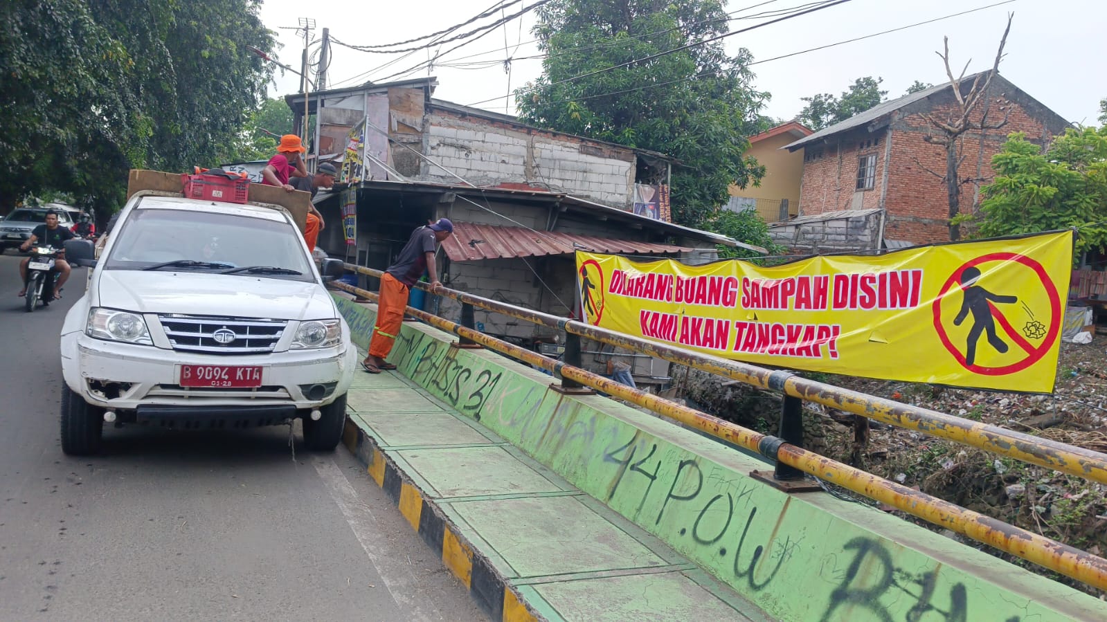 Warga Kali Baru Ancam Tangkap Pembuang Sampah Liar