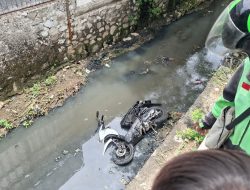 Hantam Batu, Pengendara Nyungsep ke Kali Teluk Pucung