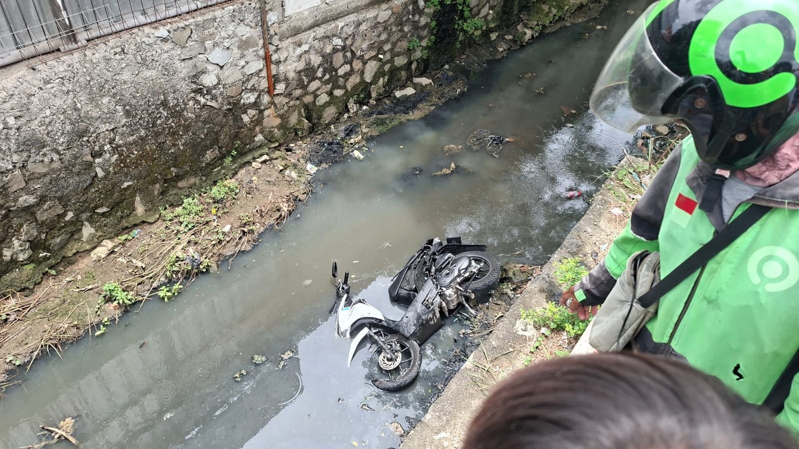 Hantam Batu, Pengendara Nyungsep ke Kali Teluk Pucung