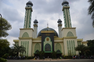 Donasi Karpet Baru Masjid Agung Al Barkah Tembus Rp1,1 Miliar