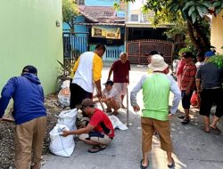 Warga Teluk Pucung Kompak Gelar Aksi Bersih-bersih Serentak