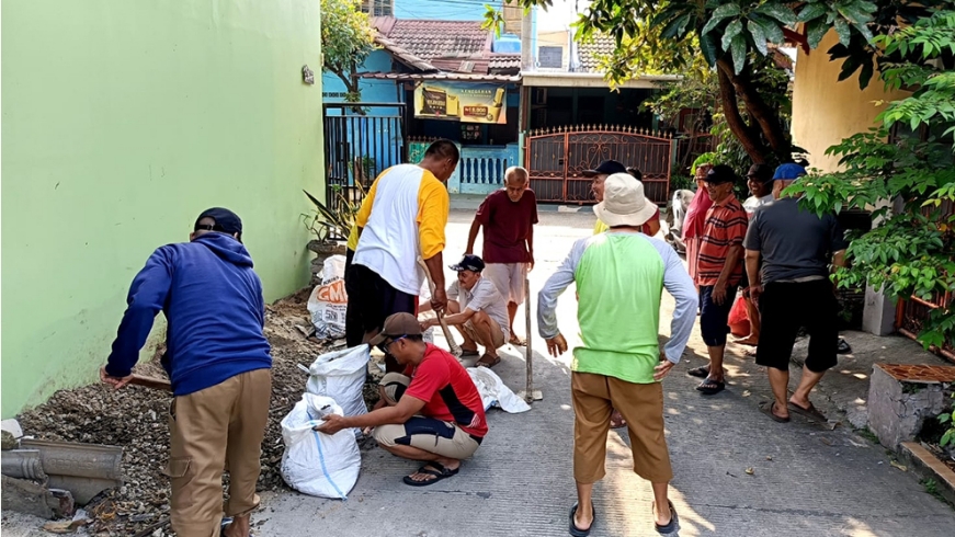 Warga Teluk Pucung Kompak Gelar Aksi Bersih-bersih Serentak