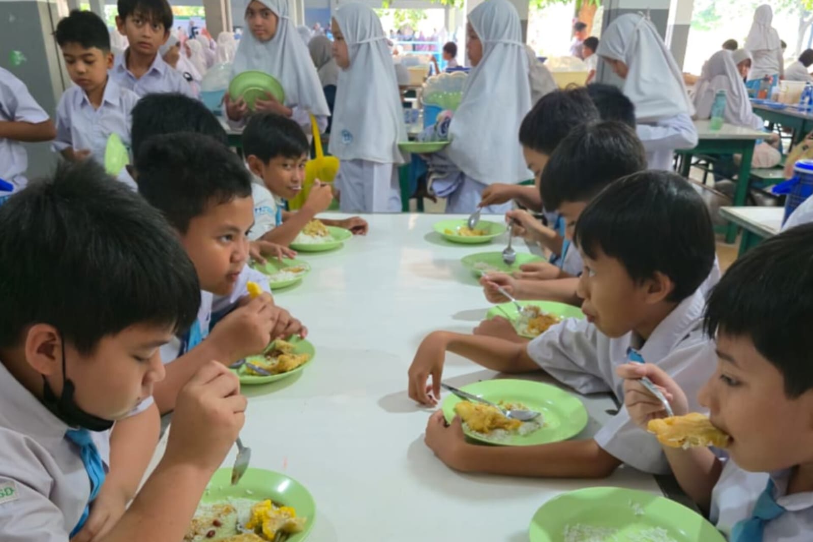 Lebih dari Sekadar Makan Bergizi: Kisah Puluhan Tahun Pendidikan Karakter di Balik Kegiatan Makan Siang