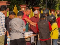 Jumat Berkah, Wali Kota Bekasi dan ASN Bagikan Makanan untuk Pencari Nafkah