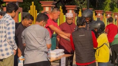 Jumat Berkah, Wali Kota Bekasi dan ASN Bagikan Makanan untuk Pencari Nafkah