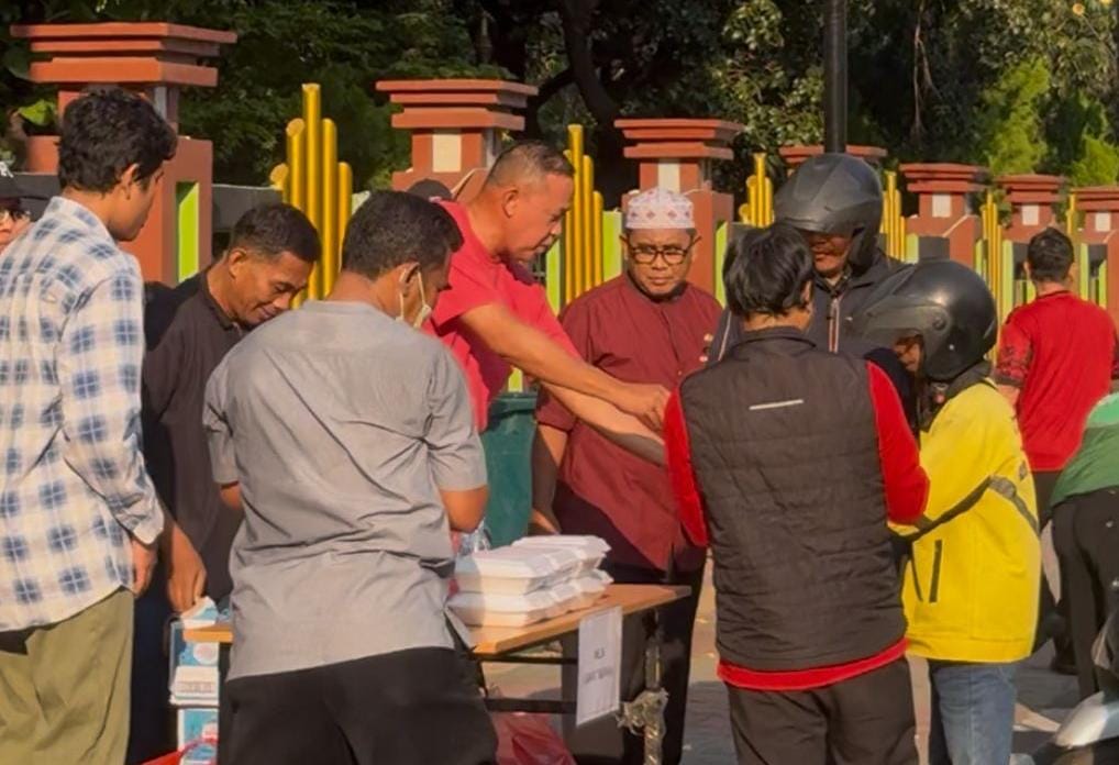 Jumat Berkah, Wali Kota Bekasi dan ASN Bagikan Makanan untuk Pencari Nafkah