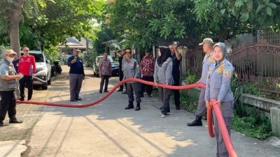 Latihan Pemadaman, Warga Jatisari Diajarkan Gunakan Hidran dan APAR