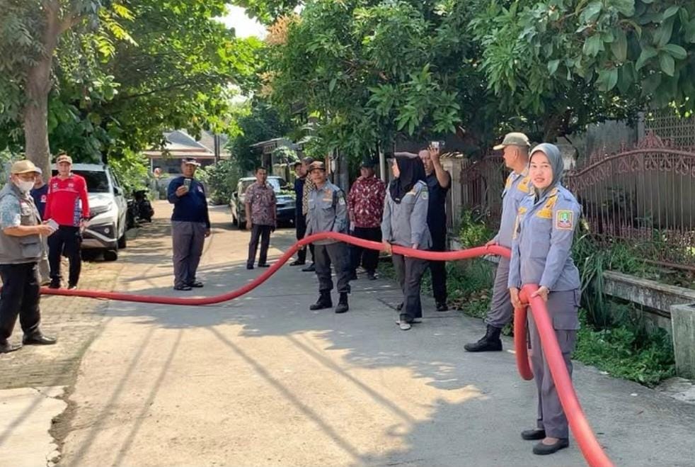 Latihan Pemadaman, Warga Jatisari Diajarkan Gunakan Hidran dan APAR