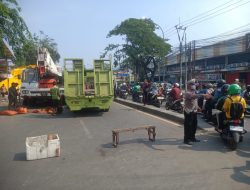 Truk Tabrak Baliho hingga Ambruk di Medan Satria, Polisi Pastikan Tidak Ada Korban Jiwa