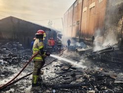 Kebakaran Hanguskan Lapak Rongsok di Mustika Jaya