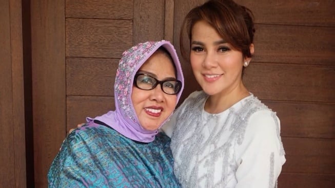 Ibunda Meninggal Dunia, Olla Ramlan Tak Kuasa Menahan Tangis hingga Pingsan Berkali-kali