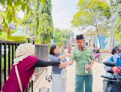 Jumat Berkah, Kecamatan Bekasi Utara Rutin Bagikan Makanan