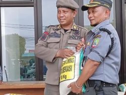 Satpol PP Kota Bekasi Distribusikan Beras untuk Anggota Satlinmas