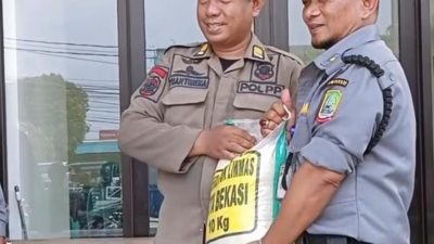 Satpol PP Kota Bekasi Distribusikan Beras untuk Anggota Satlinmas