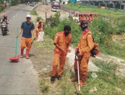 Sampah-Rumput Liat Jalan Raya Anugrah Dibersihkan