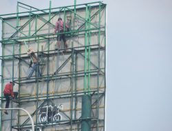 Satpol PP Kota Bekasi Tertibkan Reklame dan Banner Tak Berizin