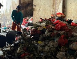 Tumpukan Sampah di Pasar Jatiasih Kota Bekasi Timbulkan Bau Menyengat