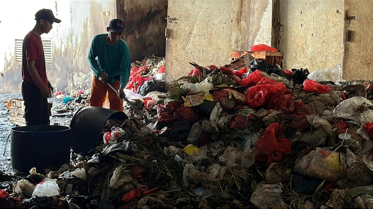 Tumpukan Sampah di Pasar Jatiasih Kota Bekasi Timbulkan Bau Menyengat