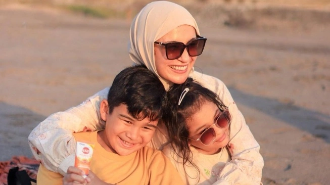 Shireen Sungkar Panik! Anak Jatuh dari Tangga dan Terekam CCTV: Denger Teriakan…