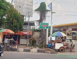 Pedagang Kuasai Trotoar Jalan A Yani Kota Bekasi