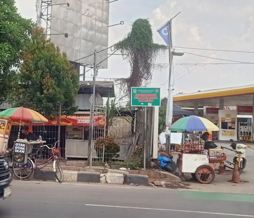 Pedagang Kuasai Trotoar Jalan A Yani Kota Bekasi