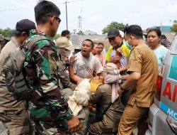 Tangis Pecah, Satu Warga Pingsan di Tengah Penertiban 500 Bangli di Desa Karangraharja Cikarang
