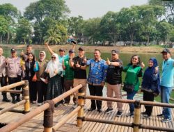Pemerintah Kecamatan Bekasi Utara dan Mahasiswa Kompak Bersihkan Danau Duta Harapan