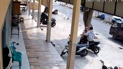 iPhone Dicuri, Pemilik Usaha Dimsum di Cikarang Kejar dan Hadang Pelaku hingga Tersungkur