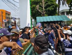 Warga Pro dan Kontra Pembangunan Kantor Kelurahan Jatimulya Bentrok di Area Masjid