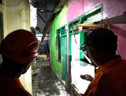 BPBD Bekasi Bantu Korban Rumah Roboh Diterpa Angin di Bintara