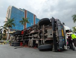 Truk Bermuatan Besi 16 Ton Terguling di Kawasan Jababeka, Begini Kondisi Sopir