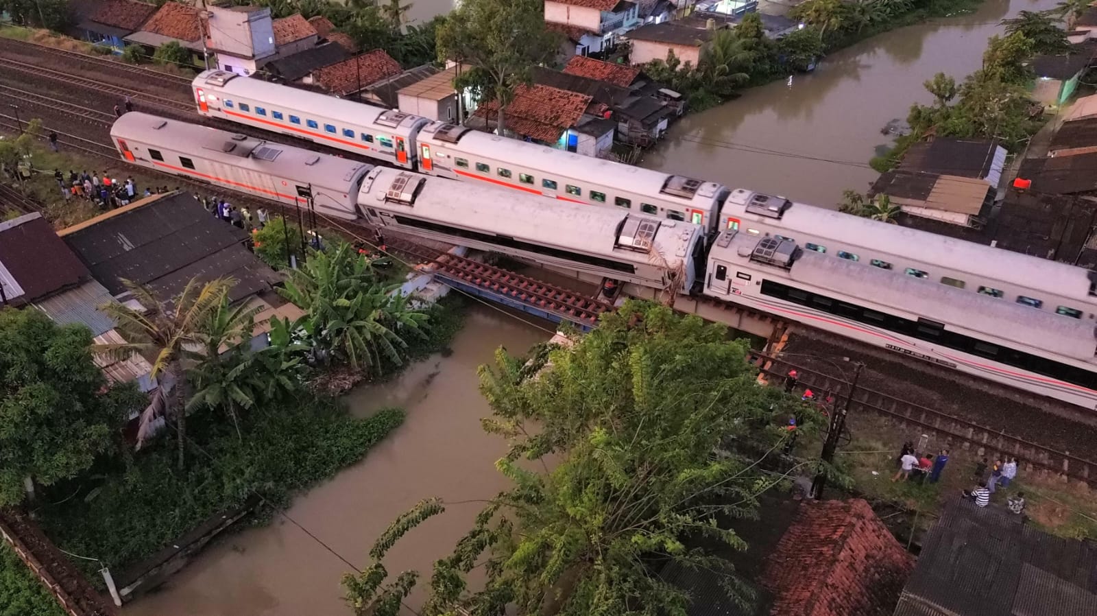 Kereta Purwojaya Anjlok di Kedungwaringin Bekasi, Ini Kesaksian Penumpang