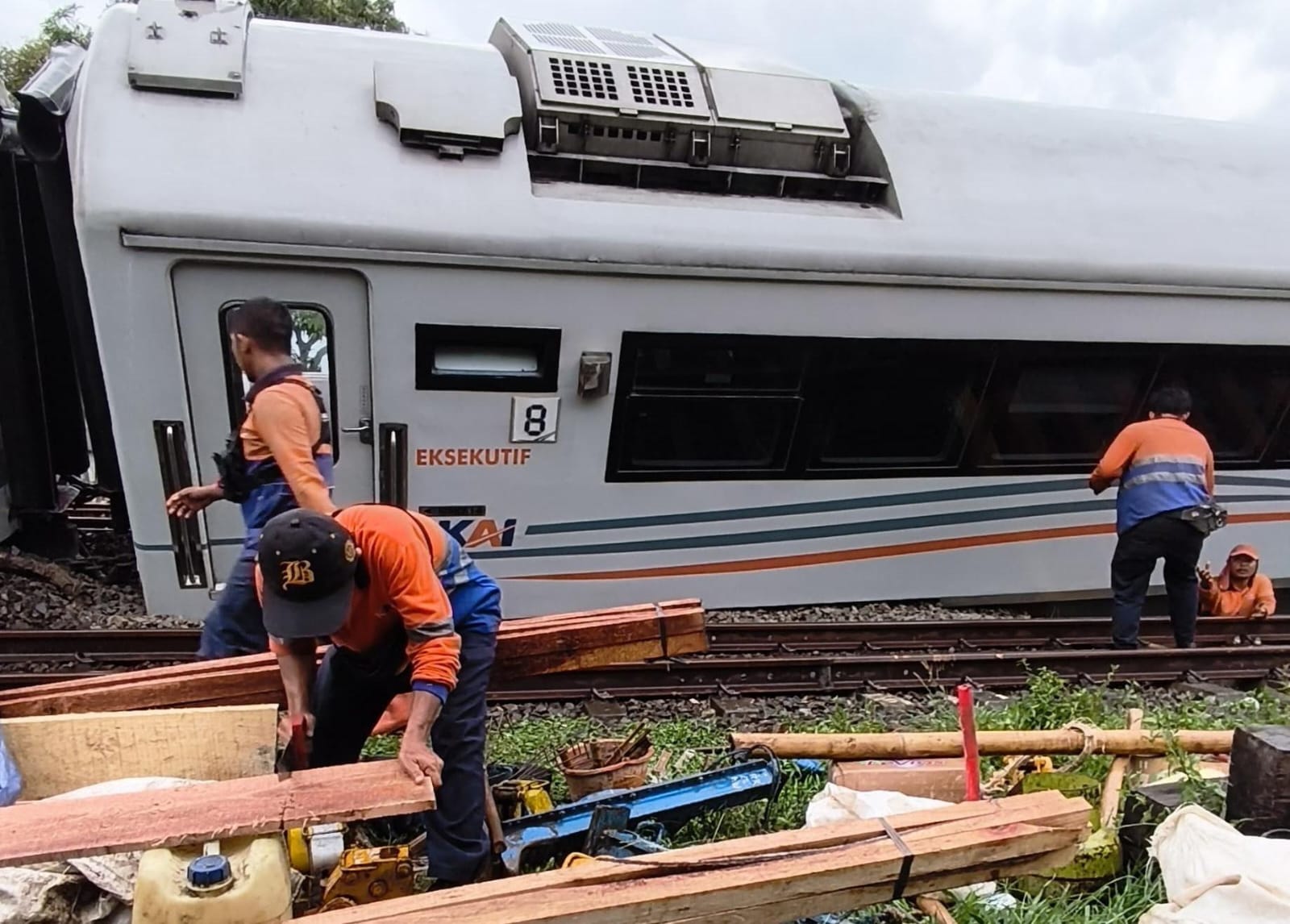 KAI Selidiki Penyebab Anjloknya Kereta Purwojaya di Kedungwaringin Bekasi