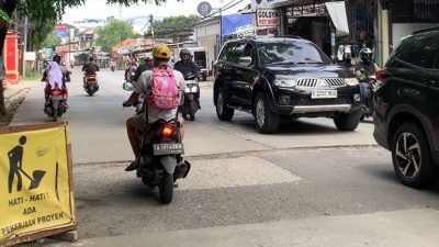 Pengecoran Jalan Raya Jatimakmur Dikeluhkan, Pengendara Terancam Celaka