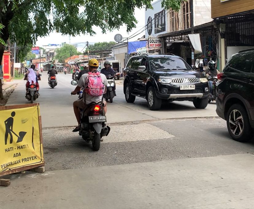 Pengecoran Jalan Raya Jatimakmur Dikeluhkan, Pengendara Terancam Celaka