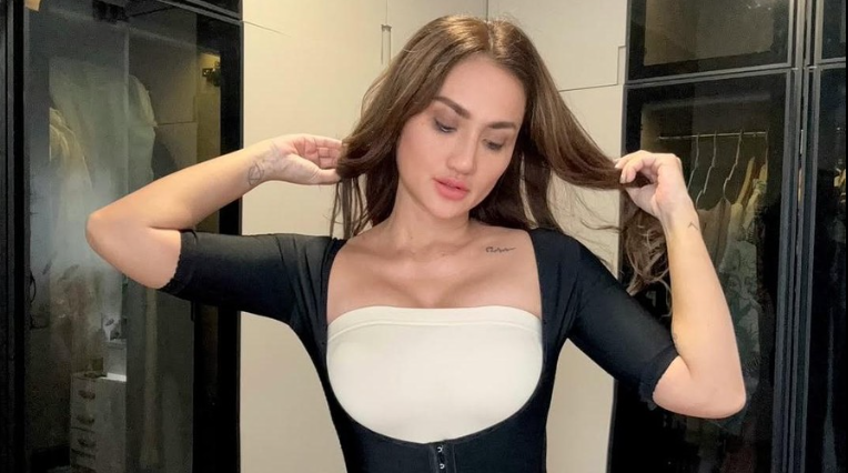 Tengku Dewi Pamer Body Seksi Hasil Oplas di Korea, Berujung Dihujat Netizen!